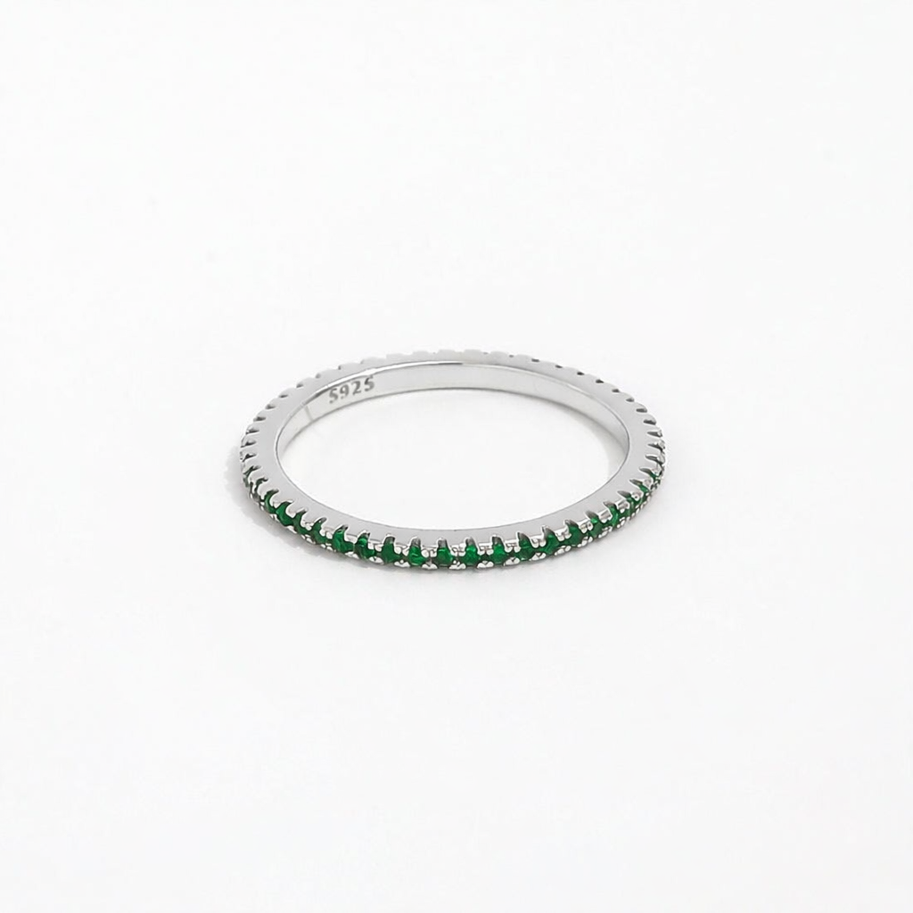 Silberring mit kleinen Zirkoniasteinen, ringsrum besetzt