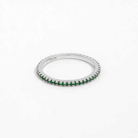 Silberring mit kleinen Zirkoniasteinen, ringsrum besetzt