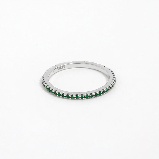 Silberring mit kleinen Zirkoniasteinen, ringsrum besetzt