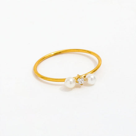 Edelstahl Ring mit hochwertiger 18k Vergoldung, zwei kleinen Süßwasserperlen und einen kleinen Zirkoniastein