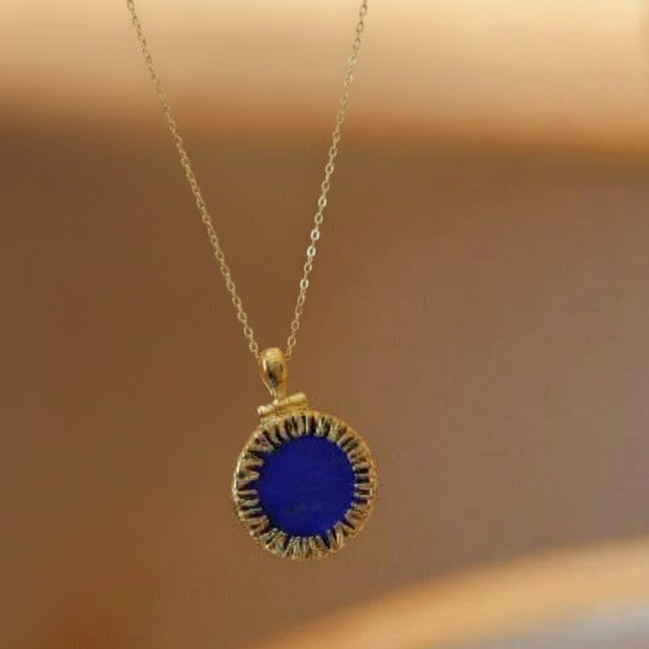 Edler vergoldeter Anhänger mit echtem Lapislazuli in intensivem Blau