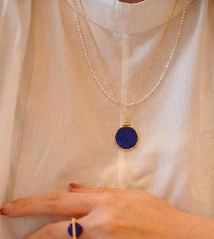 Edler vergoldeter Anhänger mit echtem Lapislazuli in intensivem Blau