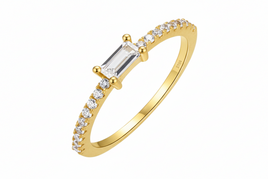 Silberring, vergoldet, ringsrum Zirkoniasteine besetzt, mit transparentem Smaragdförmigem mittelstein. 