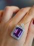 Edler Anhänger mit echtem Amethyst in intensivem Lila. Das quadratische Design (2,4 × 2 cm) ist aus Sterlingsilber gefertigt und mit funkelnden AAAA-Zirkoniasteinen besetzt