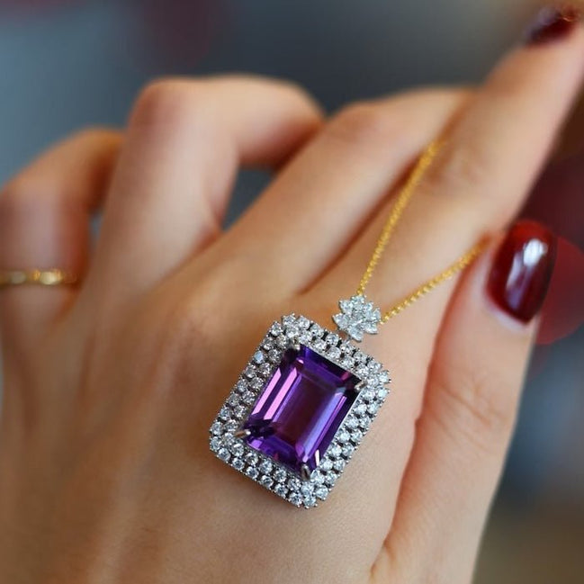 Edler Anhänger mit echtem Amethyst in intensivem Lila. Das quadratische Design (2,4 × 2 cm) ist aus Sterlingsilber gefertigt und mit funkelnden AAAA-Zirkoniasteinen besetzt