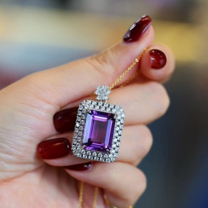 Edler Anhänger mit echtem Amethyst in intensivem Lila. Das quadratische Design (2,4 × 2 cm) ist aus Sterlingsilber gefertigt und mit funkelnden AAAA-Zirkoniasteinen besetzt