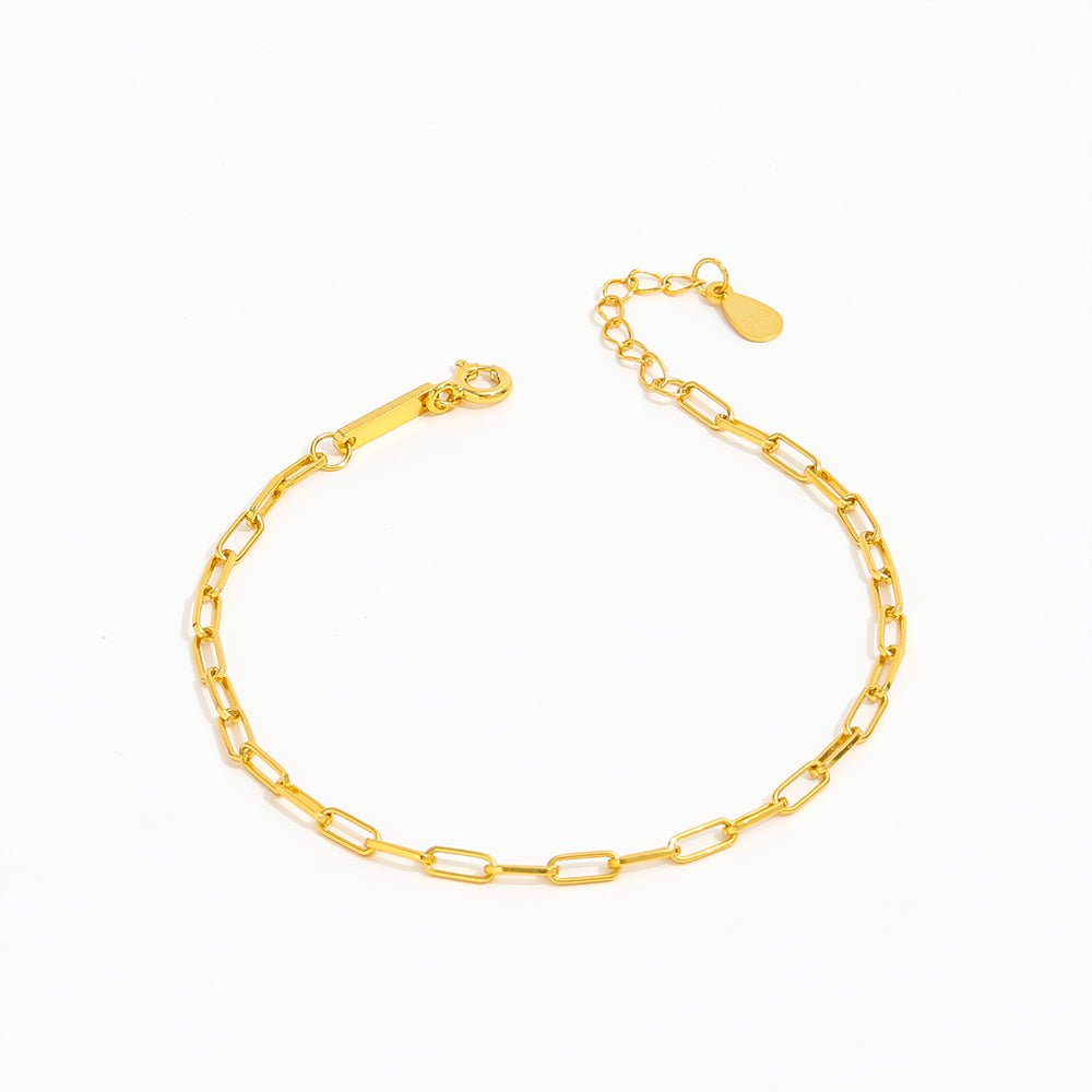 Armband mit zarter und filigrane Gestaltung, die aus kleinen Paperclip-Kettengliedern