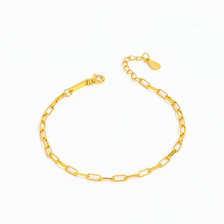 Armband mit zarter und filigrane Gestaltung, die aus kleinen Paperclip-Kettengliedern