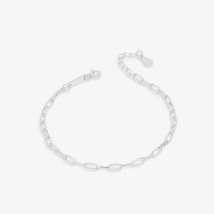 Armband mit zarter und filigrane Gestaltung, die aus kleinen Paperclip-Kettengliedern