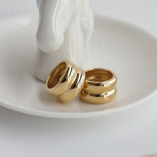 vergoldeter Edelstahl Ring, der aus zwei dicken und breiten Ringen besteht, die miteinander verbunden sind