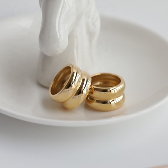 vergoldeter Edelstahl Ring, der aus zwei dicken und breiten Ringen besteht, die miteinander verbunden sind