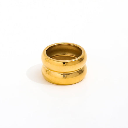 vergoldeter Edelstahl Ring, der aus zwei dicken und breiten Ringen besteht, die miteinander verbunden sind