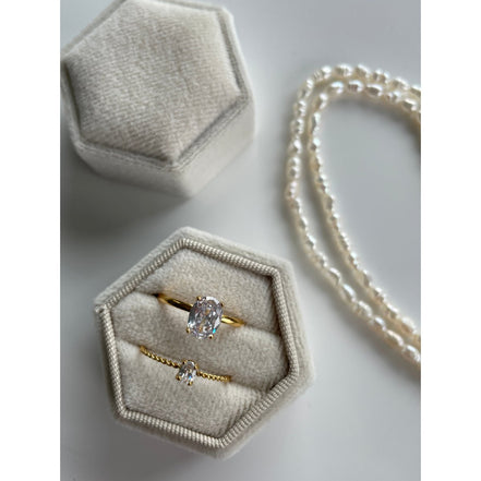 Vergoldeter Edelstahlring, gedreht und verziert, gekrönt mit einem feinen kleinen Zirkoniastein.