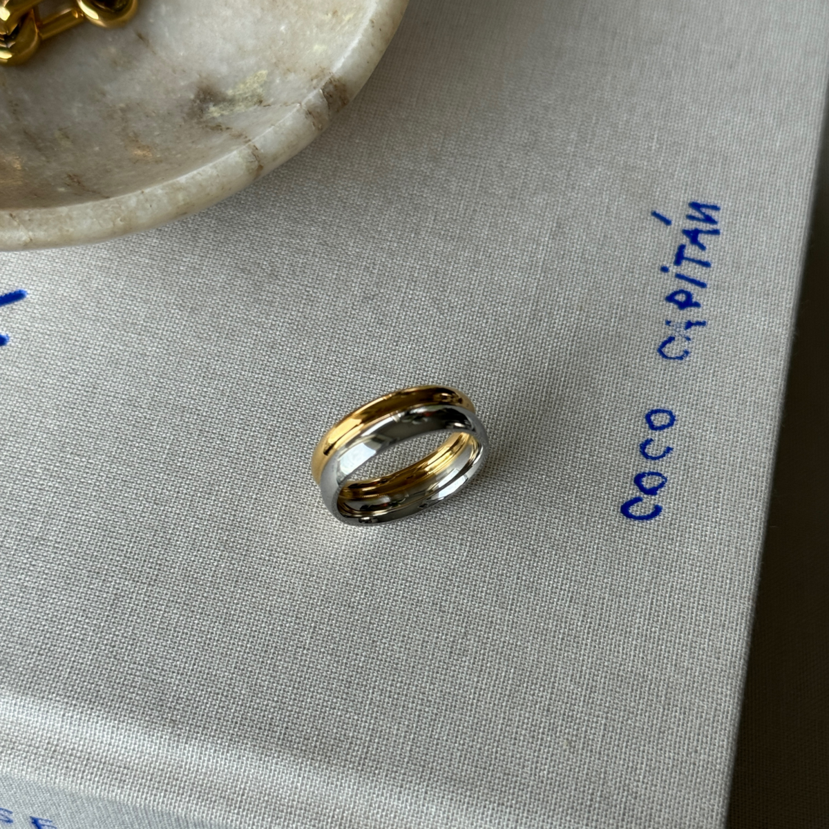 Edelstahl Ring aus zwei miteinander verbundenen Ringen in elegantem Bicolor-Design, vergoldet und versilbert