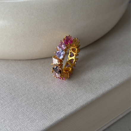 vergoldeter Ring mit großen, bunten Zirkoniasteinen in herzförmigen Diamantschliff