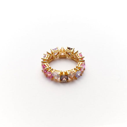 vergoldeter Ring mit großen, bunten Zirkoniasteinen in herzförmigen Diamantschliff