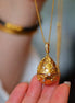 Eleganter Ei-Anhänger im königlichen Design aus goldplattiertem Messing mit fein gearbeiteten Strukturen