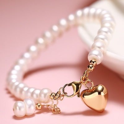 Süßwasserperlenarmband mit vergoldetem Herzanhänger