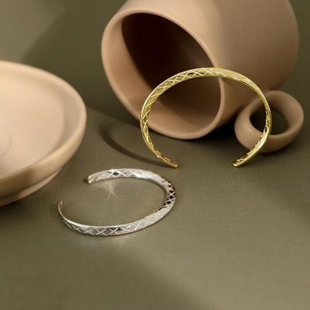 Eleganter Stern Armreif aus goldplattiertem oder silberfarbenem Messing und glitzernden Zirkoniasteinen