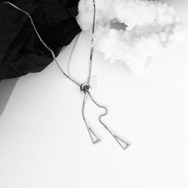 Sterling Silber, minimalistisches Design mit zwei geometrischen Dreiecksanhängern