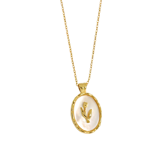 elegante Halskette vereint die filigrane Schönheit einer Tulpenblüte mit der zeitlosen Eleganz von echtem Perlmutt. Der Anhänger besticht durch ein minimalistisches Design mit vergoldetem Ovalrahmen aus 18K Gold Vermeil