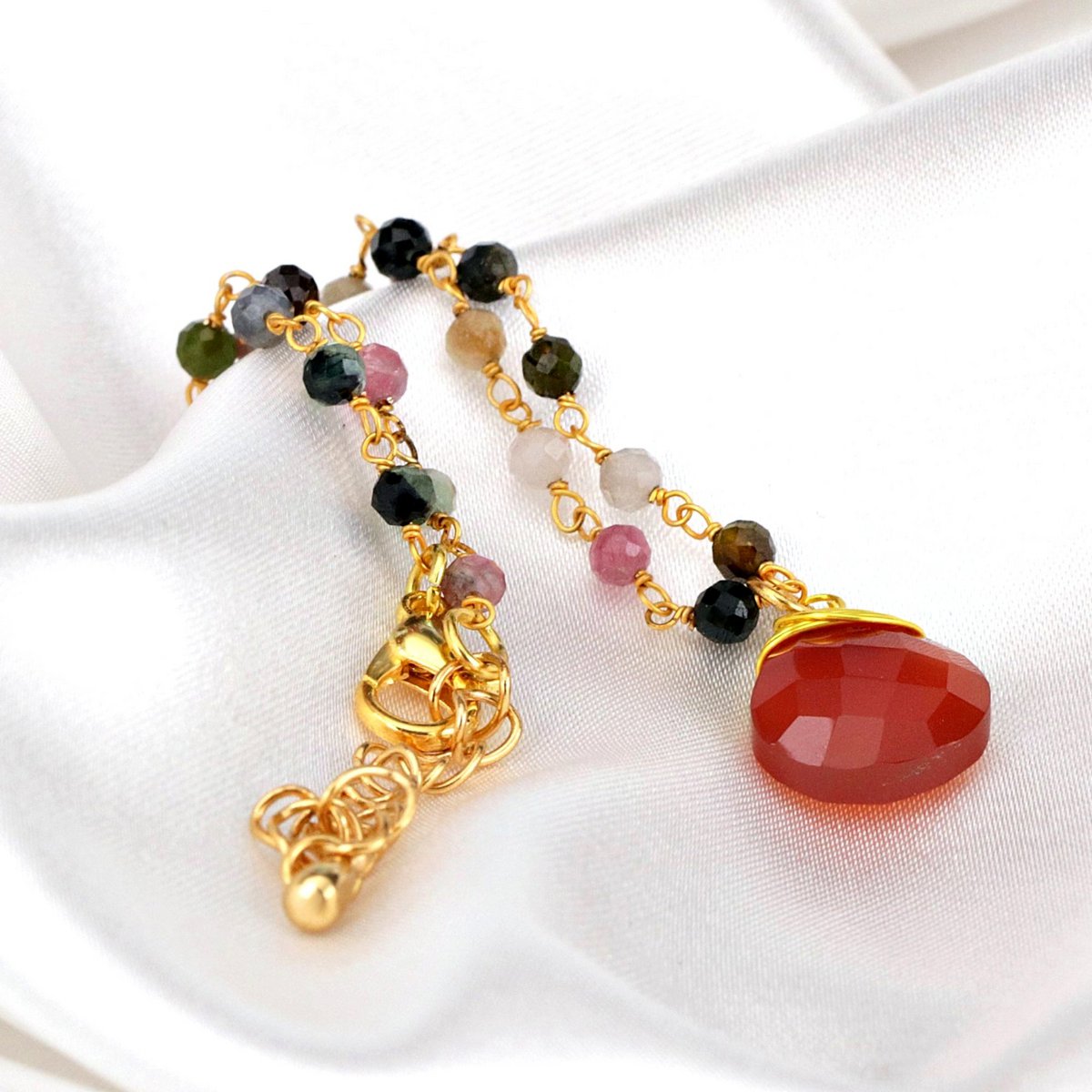 facettierten Turmalin-Rondellen mit Karneol-Tropfen, Messing, vergoldet