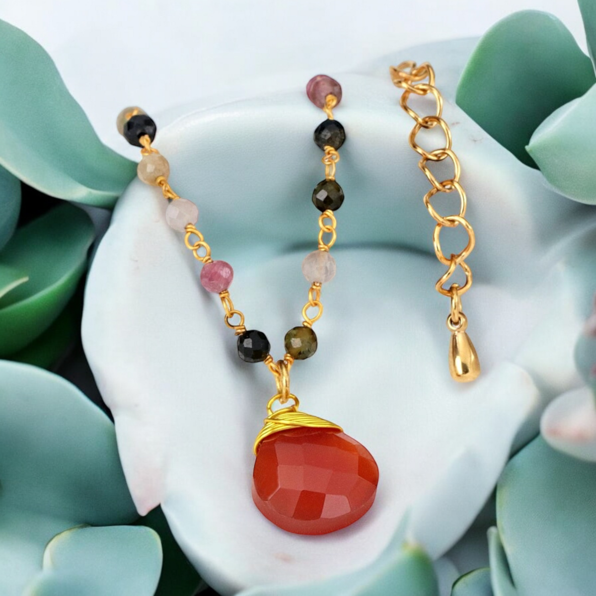 facettierten Turmalin-Rondellen mit Karneol-Tropfen, vergoldet, Messing