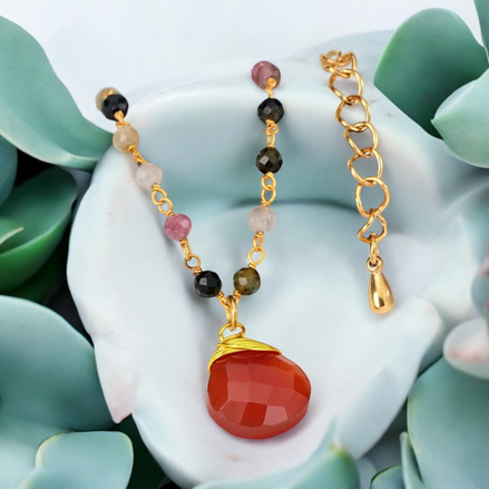 facettierten Turmalin-Rondellen mit Karneol-Tropfen, vergoldet, Messing