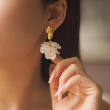 Vergoldete Messingohrringe mit Mermaid-inspirierten Acrylblüten