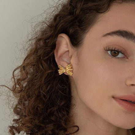 Verspielte Schmetterlings-Krawatten-Ohrringe aus vergoldetem Messing