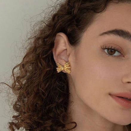 Verspielte Schmetterlings-Krawatten-Ohrringe aus vergoldetem Messing