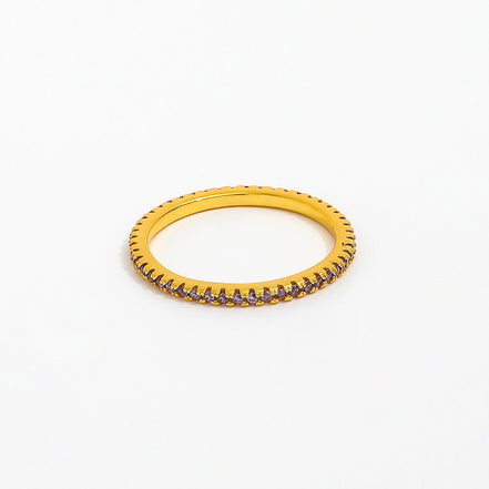 vergoldeter Edelstahlring, ringsum mit kleinen, feinstgeschliffenen Zirkoniasteinen besetzt.