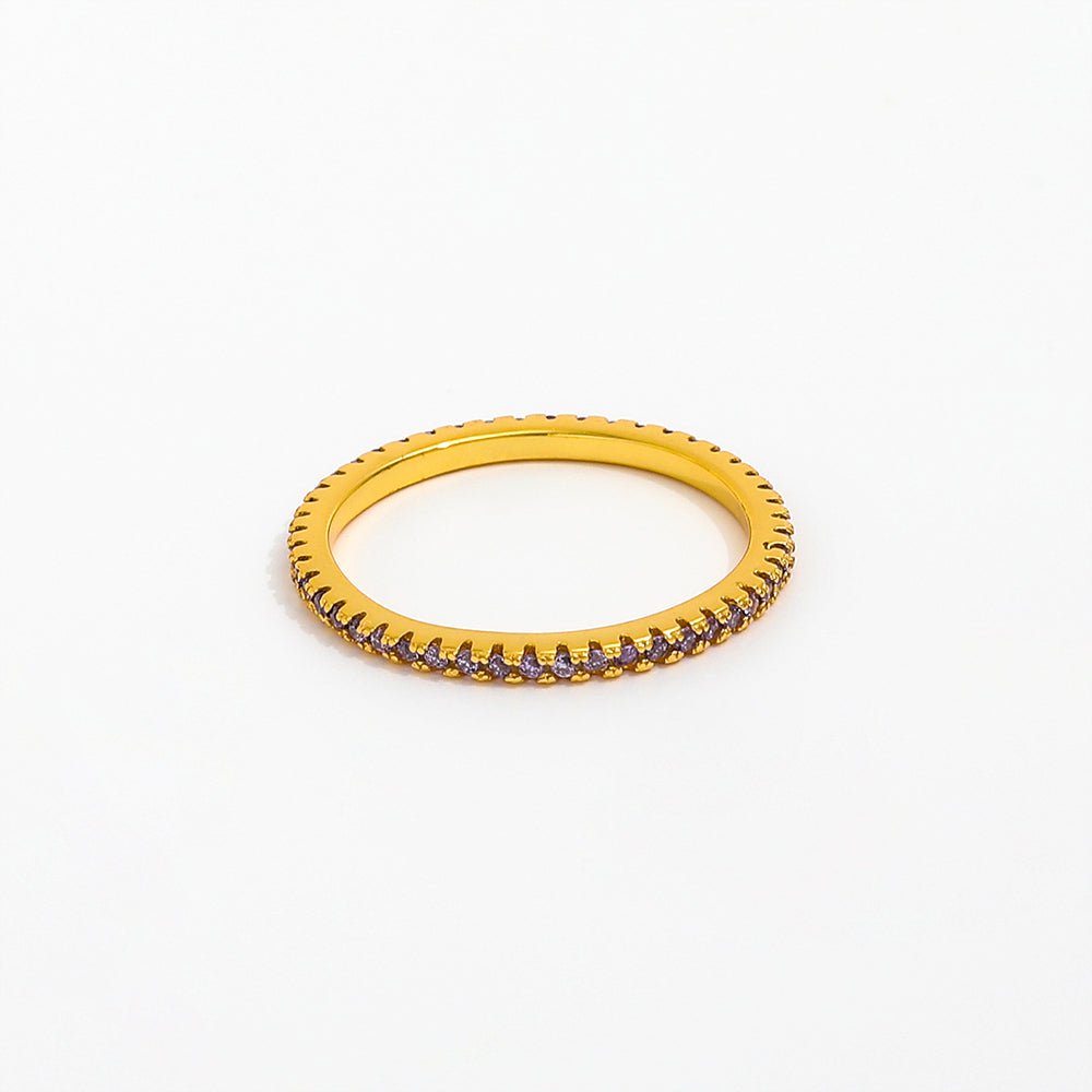 vergoldeter Edelstahlring, ringsum mit kleinen, feinstgeschliffenen Zirkoniasteinen besetzt.