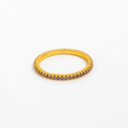 vergoldeter Edelstahlring, ringsum mit kleinen, feinstgeschliffenen Zirkoniasteinen besetzt.