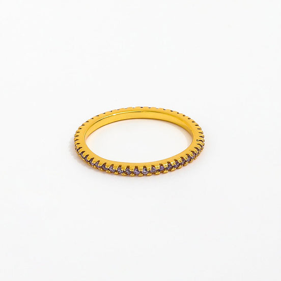 vergoldeter Edelstahlring, ringsum mit kleinen, feinstgeschliffenen Zirkoniasteinen besetzt.