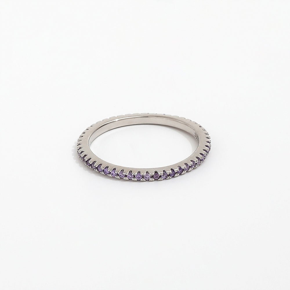 versilberter Edelstahlring, ringsum mit kleinen, feinstgeschliffenen Zirkoniasteinen besetzt.