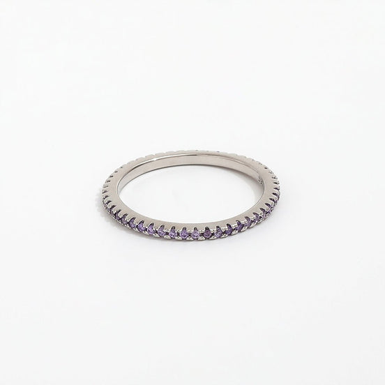 versilberter Edelstahlring, ringsum mit kleinen, feinstgeschliffenen Zirkoniasteinen besetzt.