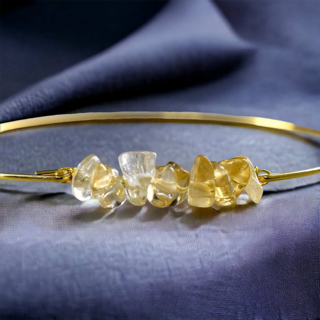 Zartes Armband mit facettierten Peridot Rondellen und Blattanhänger