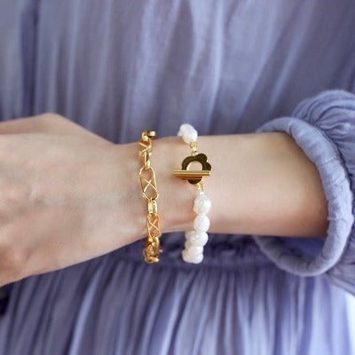 Freshwater pearl bracelet with gold-plated flower buckle