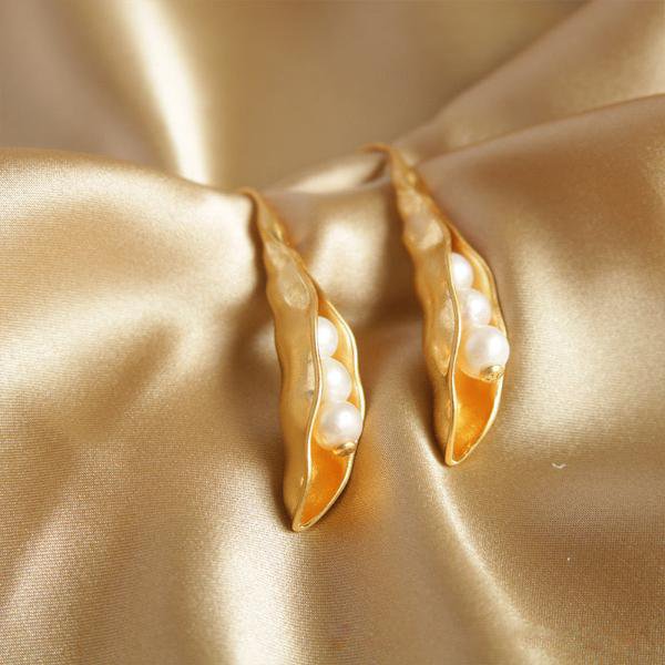 Vintage-style gold earrings with pea pod design