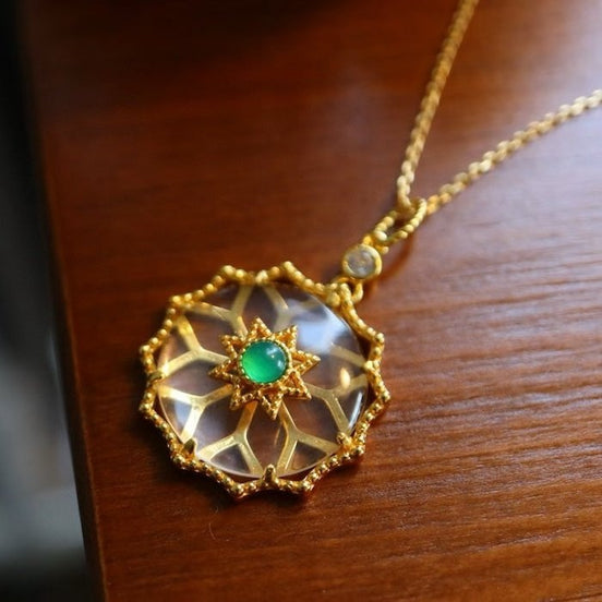 Collier en vermeil doré avec fleur en cristal de quartz et onyx vert