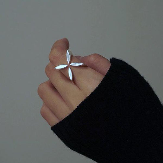 Minimalistic cross flower ring – adjustable