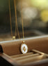 Collier pendentif tulipe avec nacre en vermeil or 18 carats