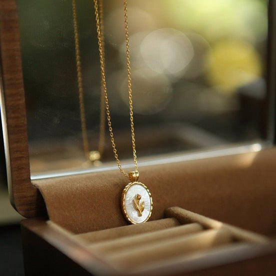 Collier pendentif tulipe avec nacre en vermeil or 18 carats