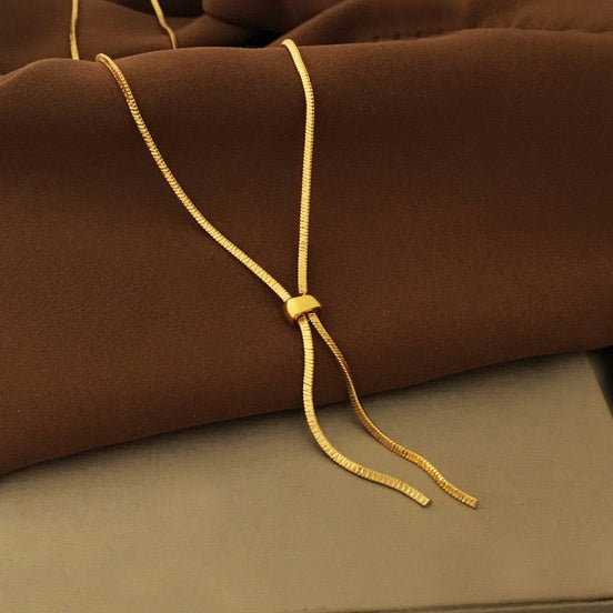 Collier triangle minimaliste en laiton plaqué or