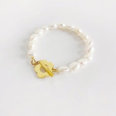 Freshwater pearl bracelet with gold-plated flower buckle