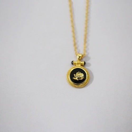 Collier en argent plaqué or avec pendentif rose au design vintage