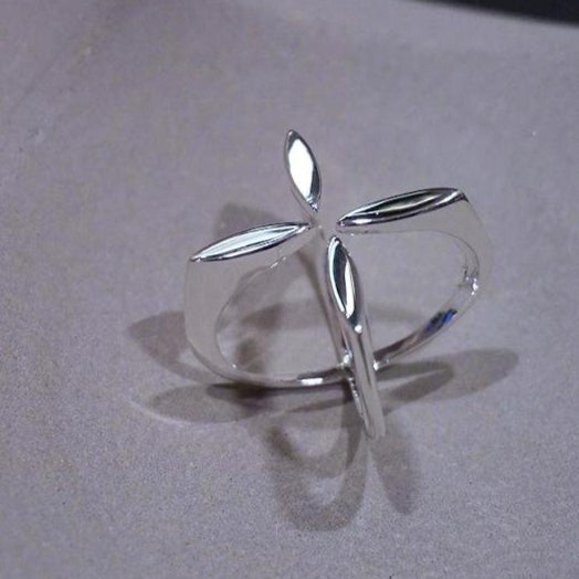 Minimalistic cross flower ring – adjustable