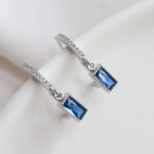 Square earring in sapphire look