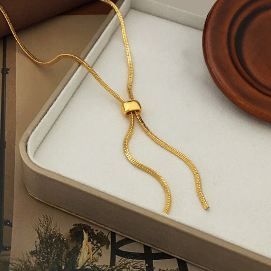 Collier triangle minimaliste en laiton plaqué or